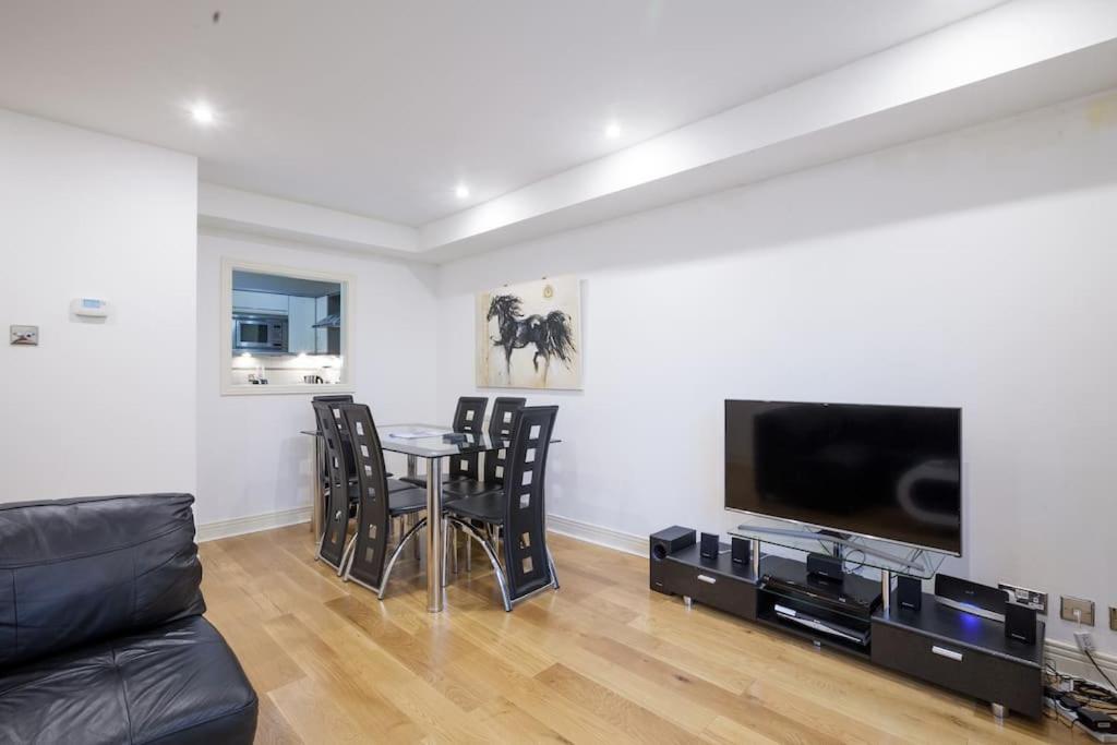 Amazing Location Near St Paul's - Sleeps 4 * Londen