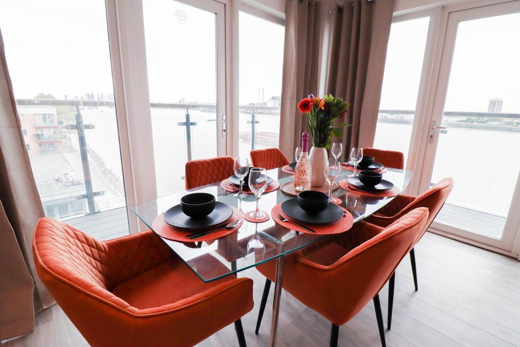 Spacious And Sunny Flat L River Balcony View ! London