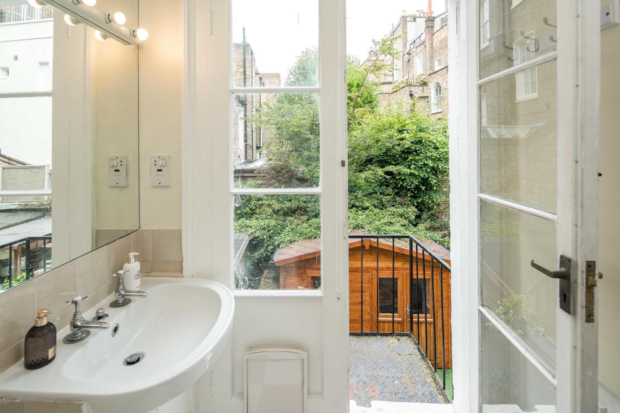 Lägenhet High-ceiling Gorgerous Victorian Flat With Private Garden - 3 Mins To Hyde Park, Kensington Palace, 8 Mins Nottinghill, High Street Kensington Station *