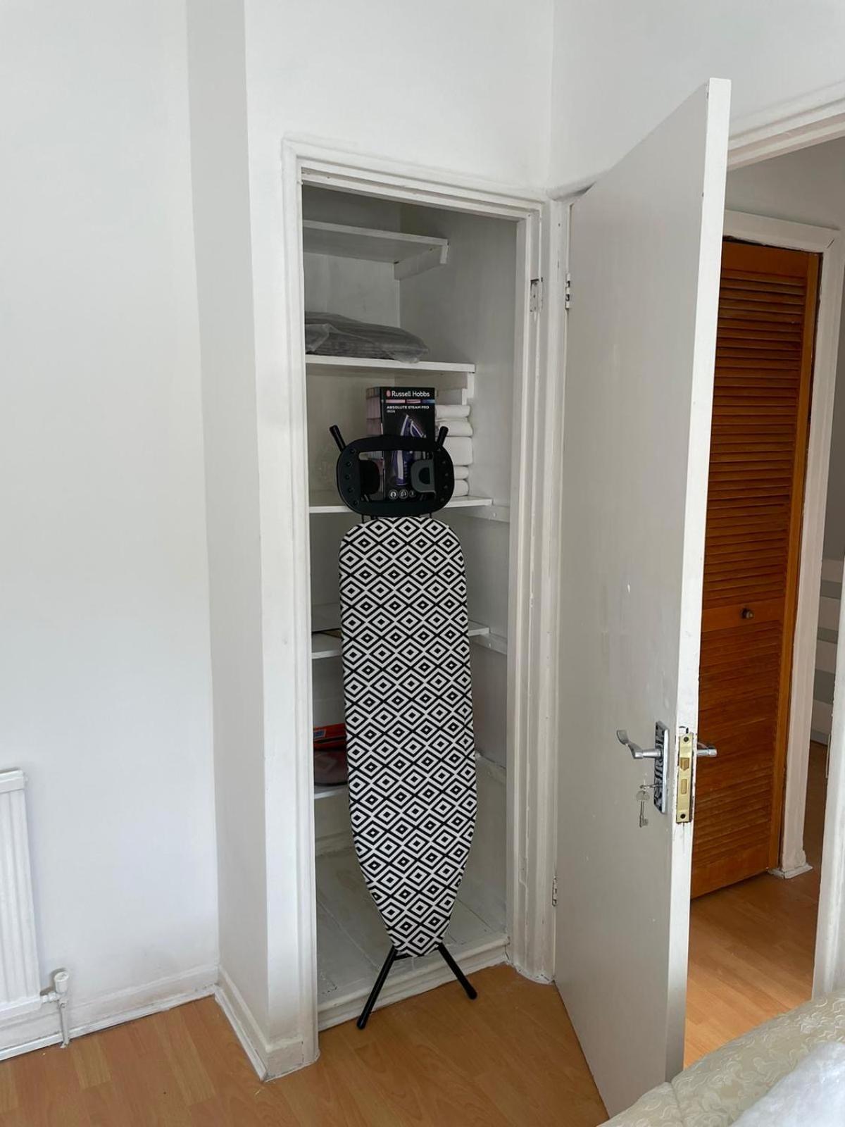 Lovely Spacious 3 Bedroom House With Sofa Bed, 30 Minutes From Hébergement de vacances Londres