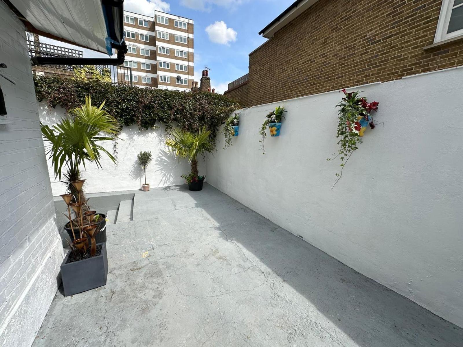 Stylish Garden-level Flat In Chiswick Apartment