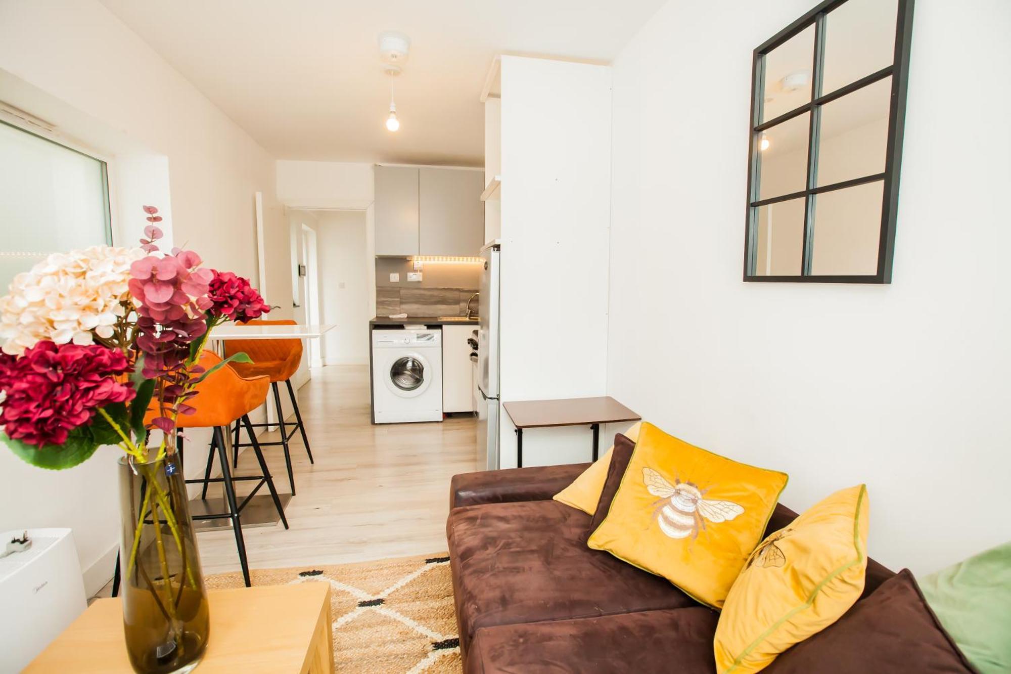 Lejlighed Coombe Hill 2 Bedroom House & Parking