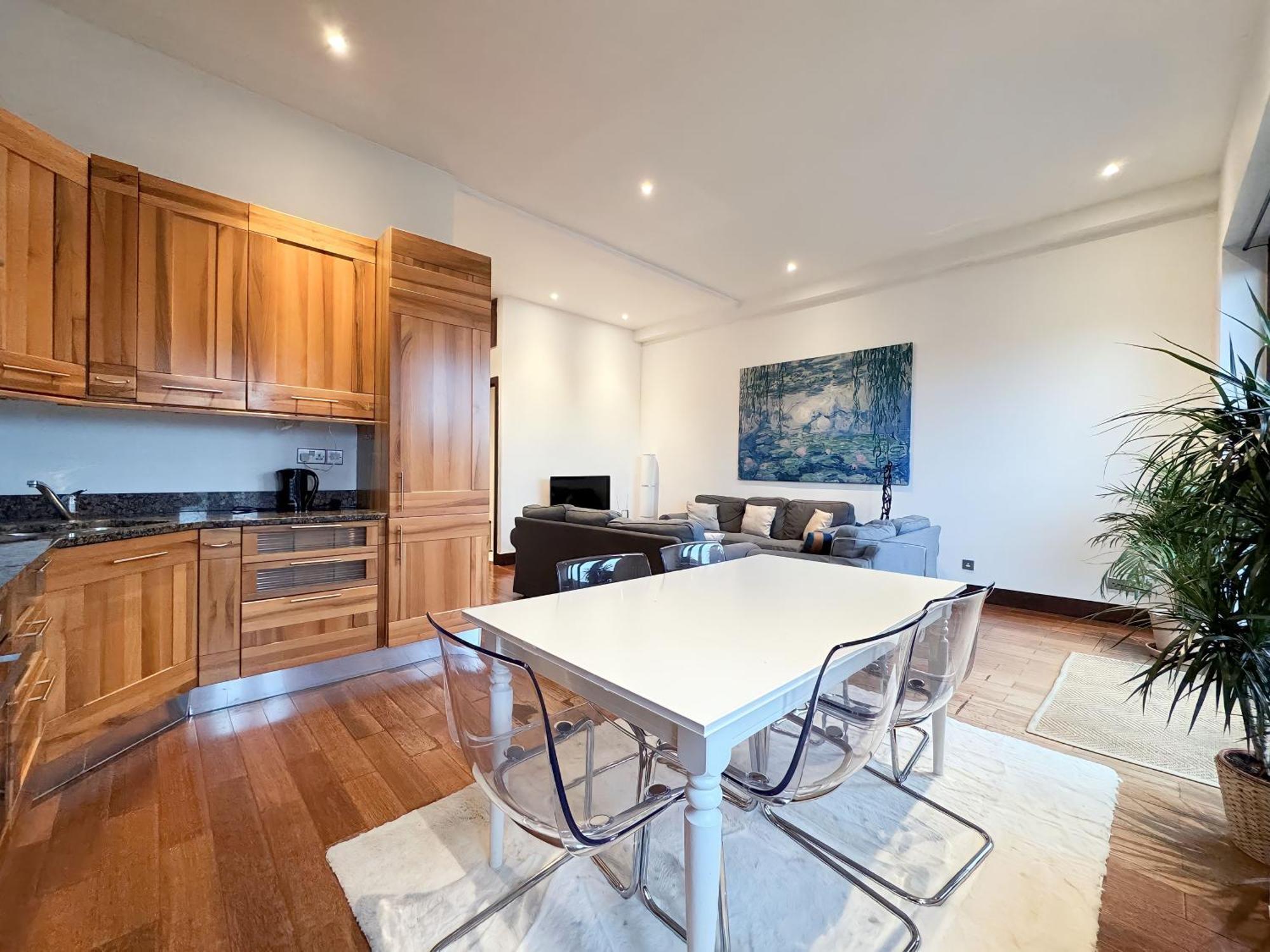 Kensington Premium Three Bed Apartment *
