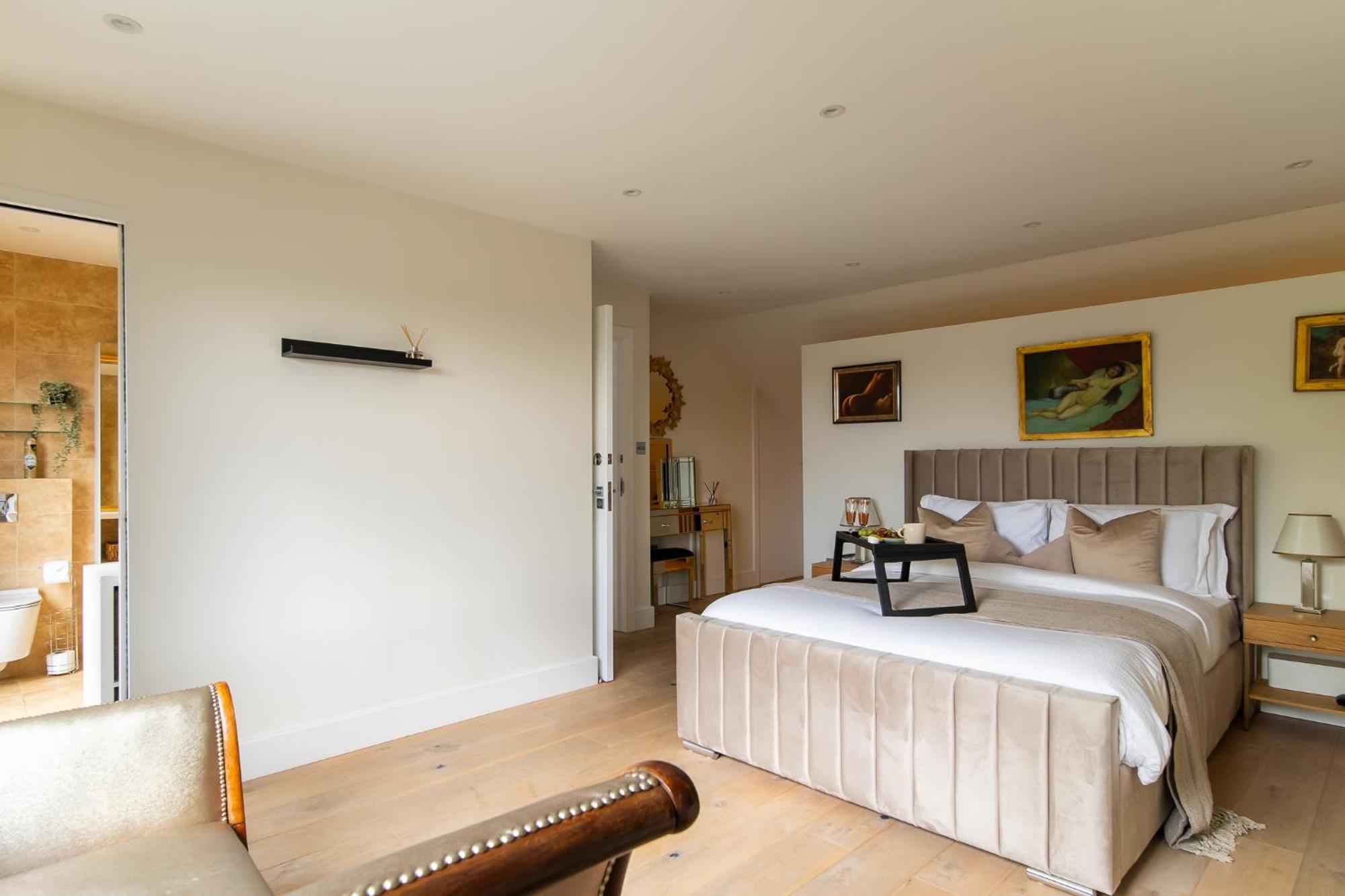 4 Bed 4 Bath House By Livestay Short Lets & Serviced With Parking, Jacuzzi & Garden Semesterbostad London