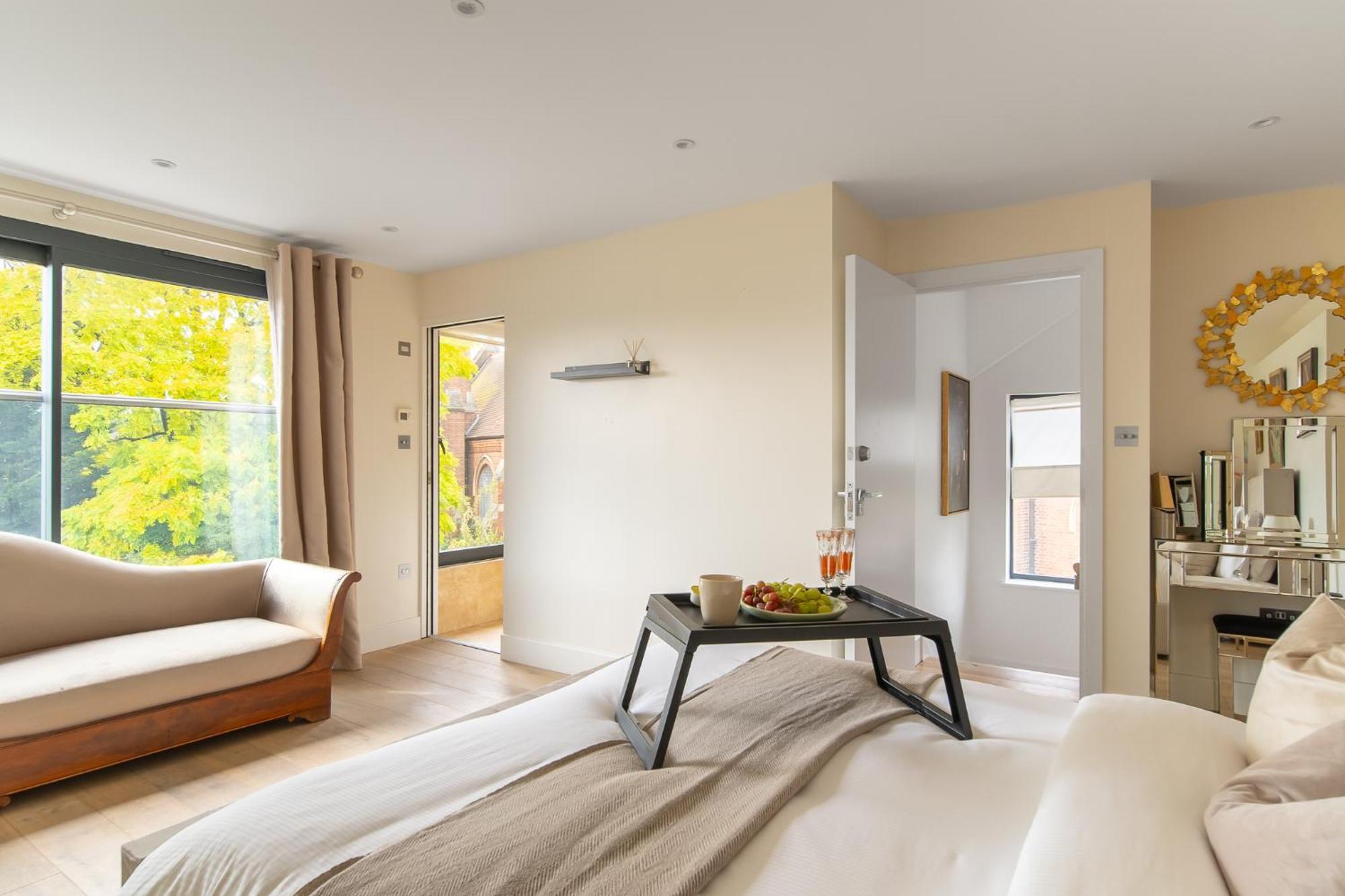 Semesterbostad 4 Bed 4 Bath House By Livestay Short Lets & Serviced With Parking, Jacuzzi & Garden *