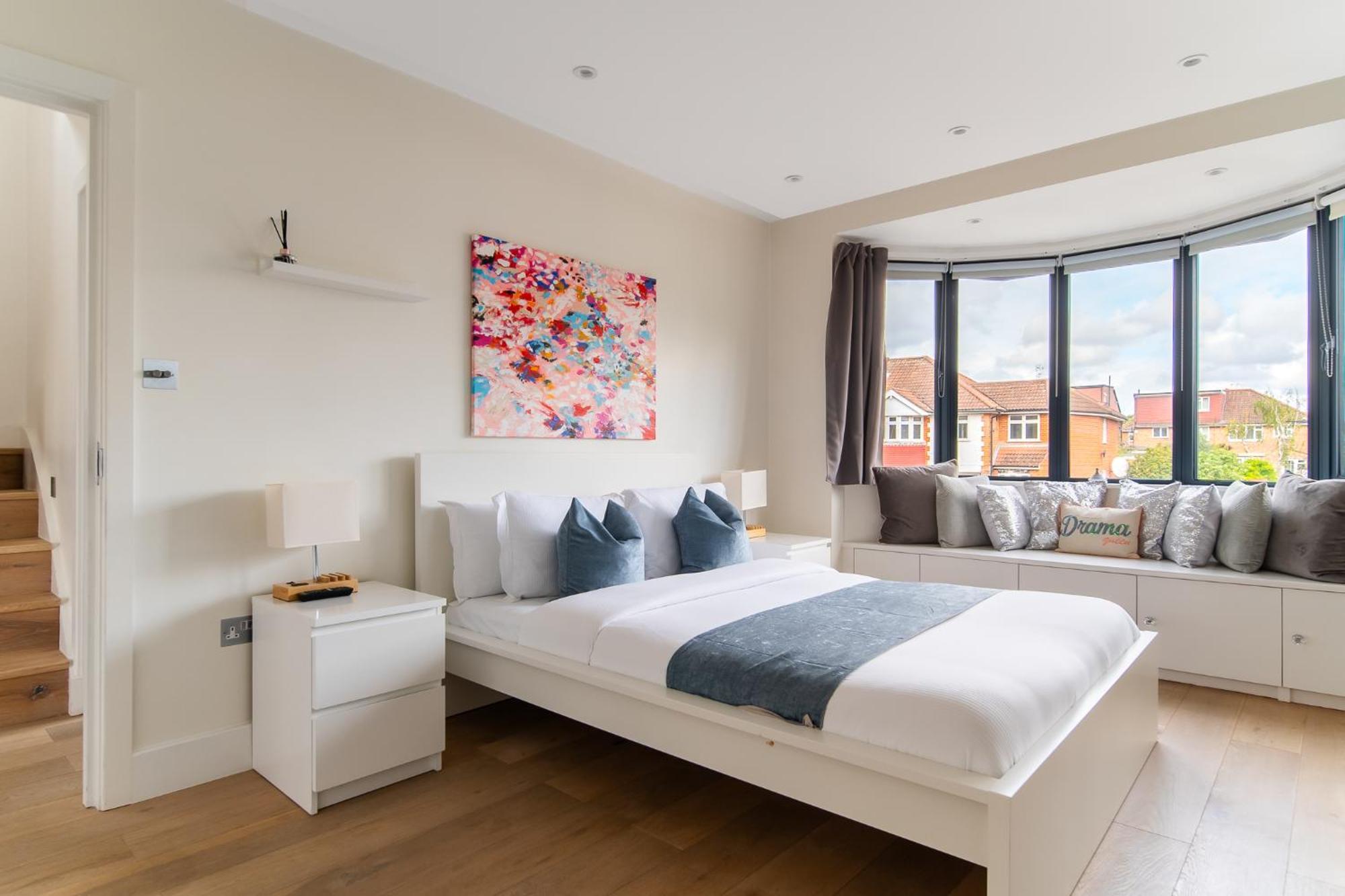 4 Bed 4 Bath House By Livestay Short Lets & Serviced With Parking, Jacuzzi & Garden Semesterbostad London