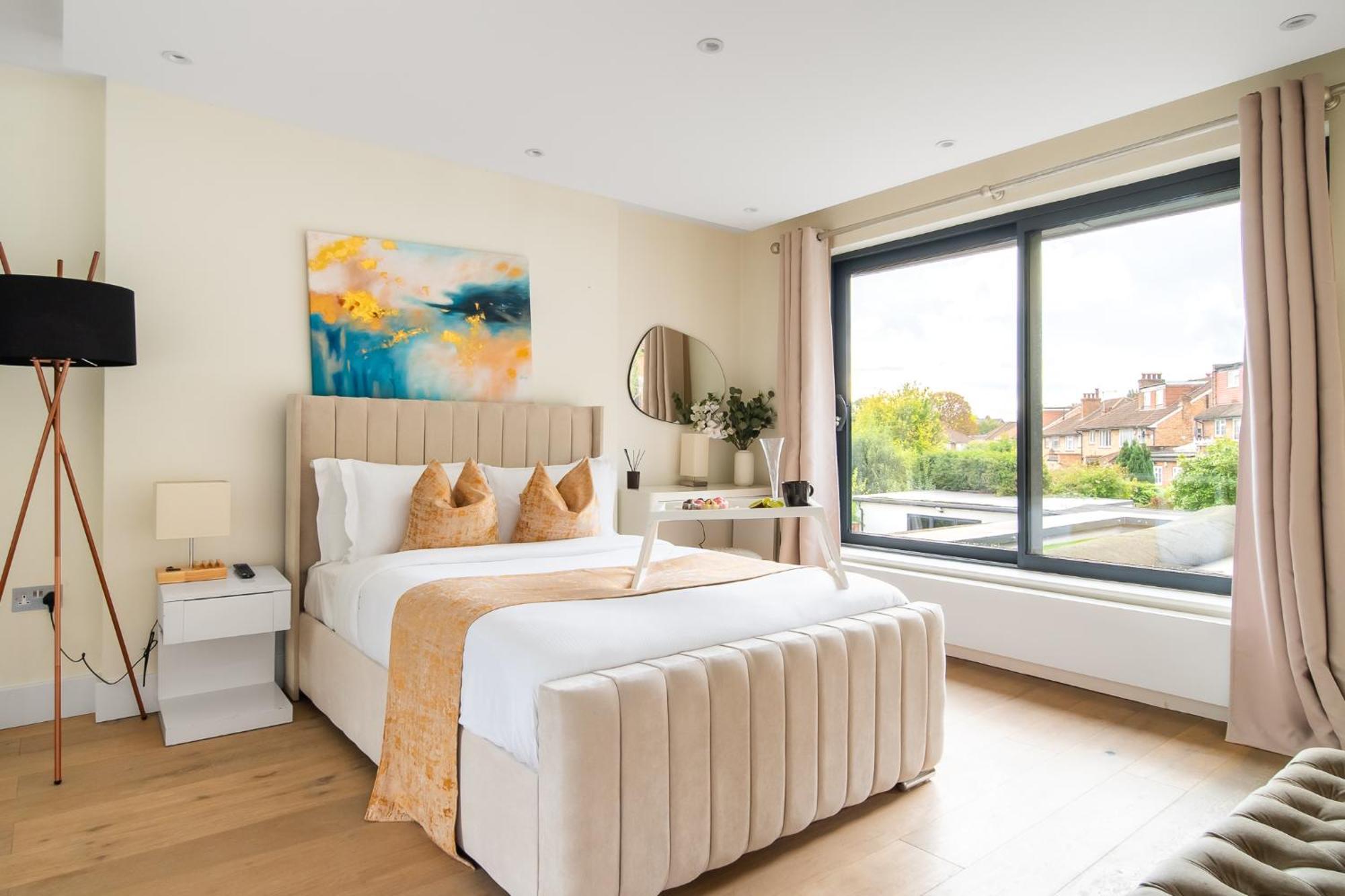 Semesterbostad 4 Bed 4 Bath House By Livestay Short Lets & Serviced With Parking, Jacuzzi & Garden