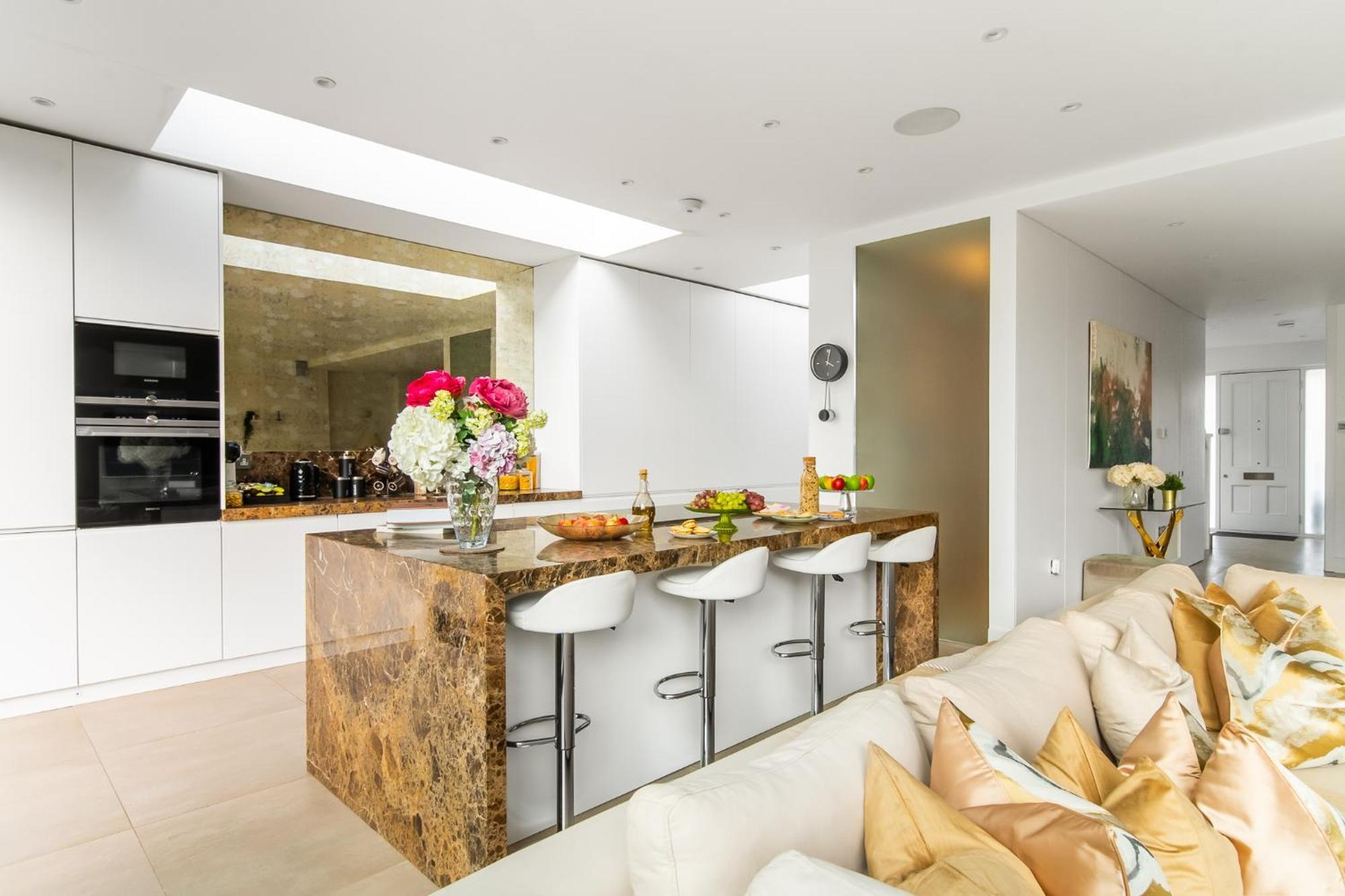 4 Bed 4 Bath House By Livestay Short Lets & Serviced With Parking, Jacuzzi & Garden Semesterbostad London