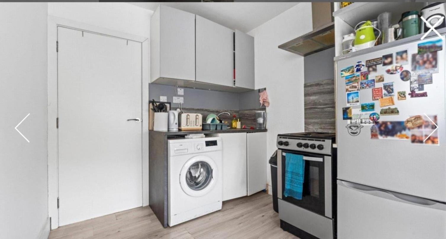 Coombe Hill 2 Bedroom House & Parking Lejlighed