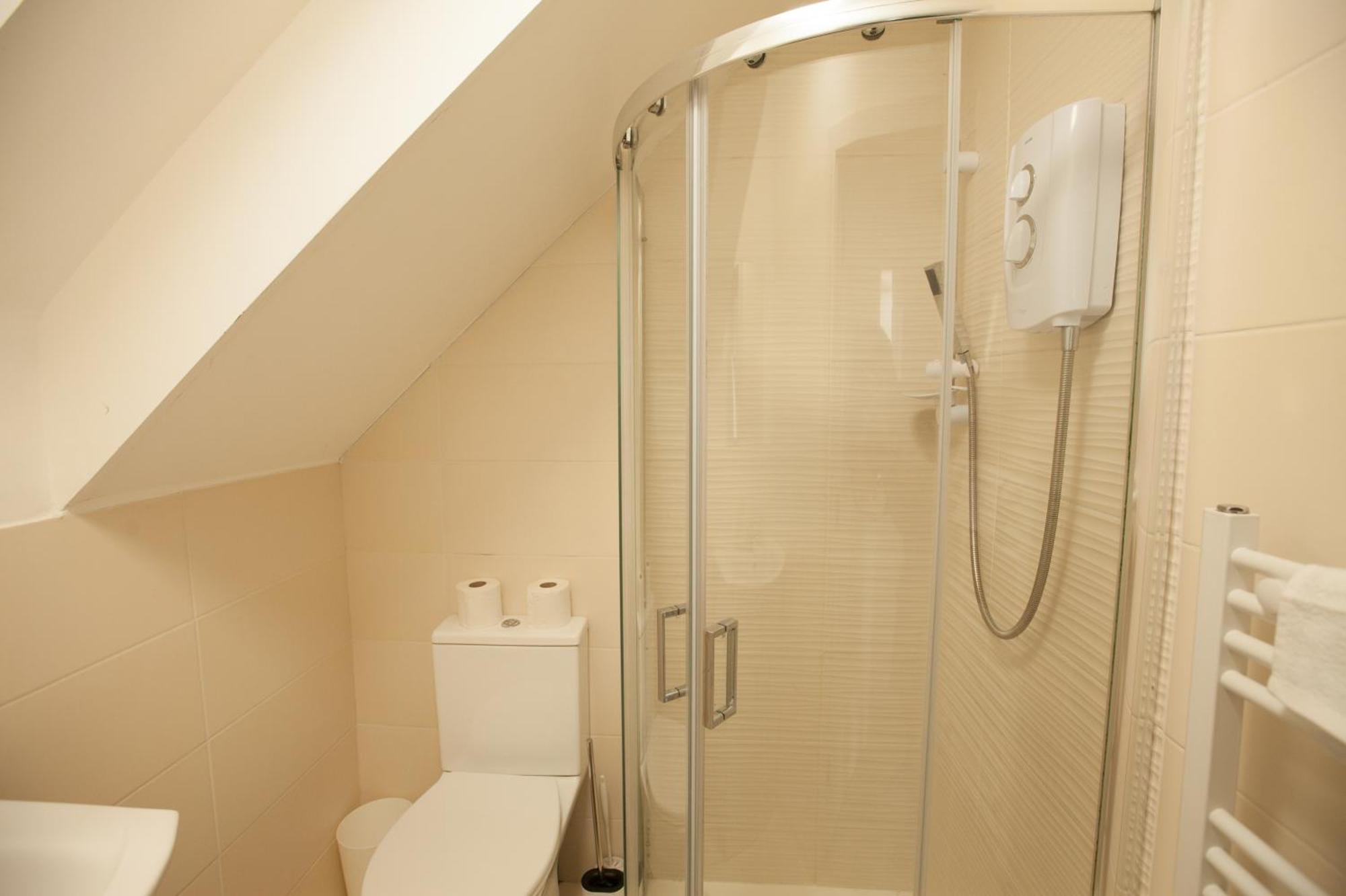 Lejlighed Coombe Hill 2 Bedroom House & Parking *