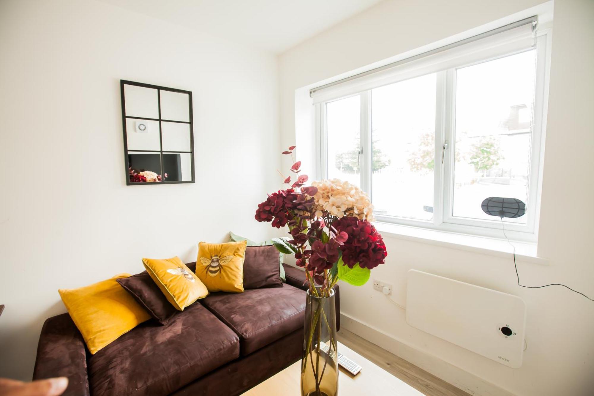 Lejlighed Coombe Hill 2 Bedroom House & Parking London