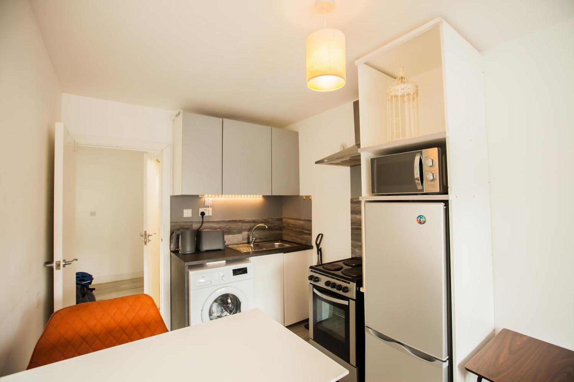 Coombe Hill 2 Bedroom House & Parking Lejlighed