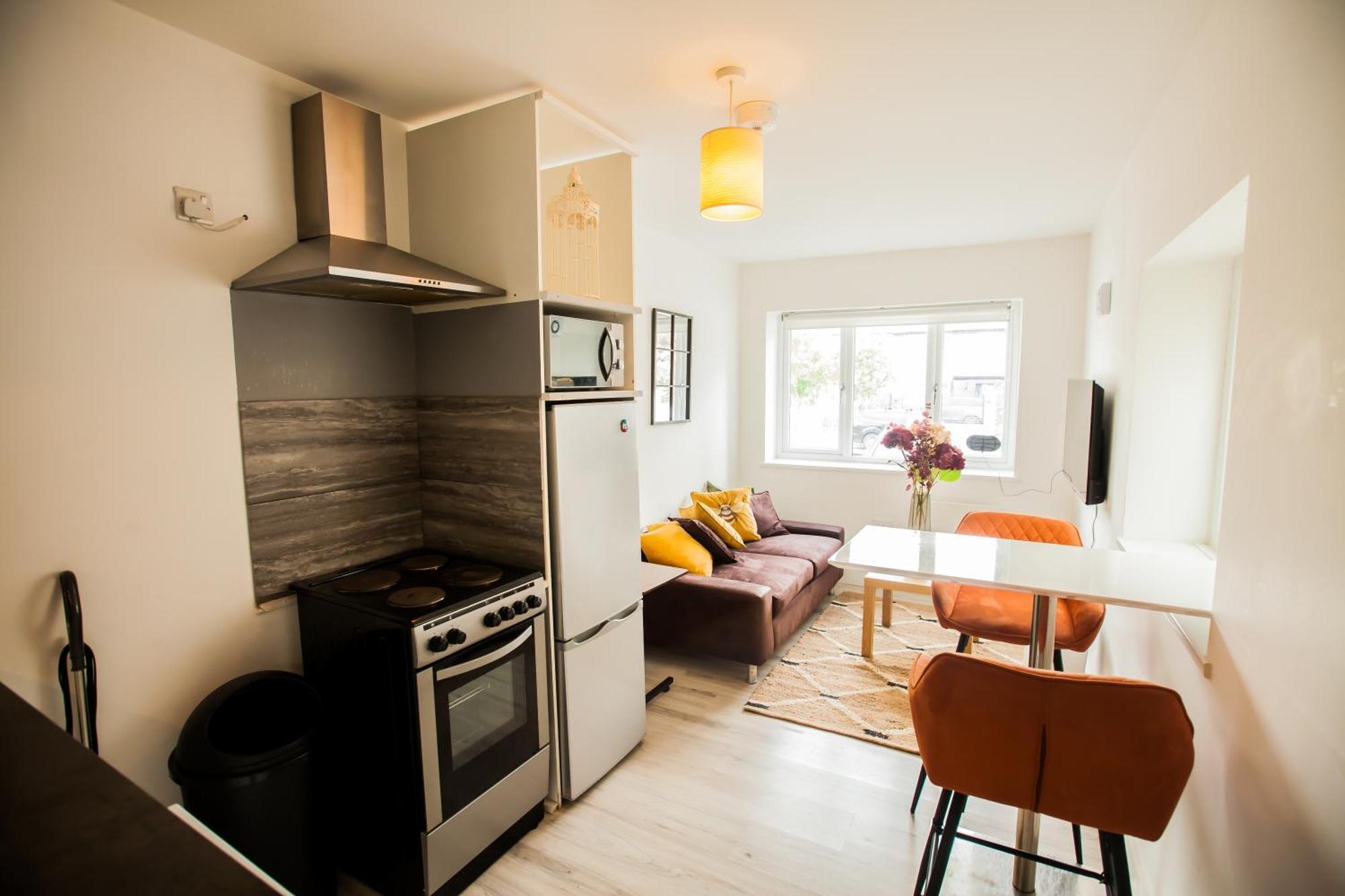 Lejlighed Coombe Hill 2 Bedroom House & Parking London