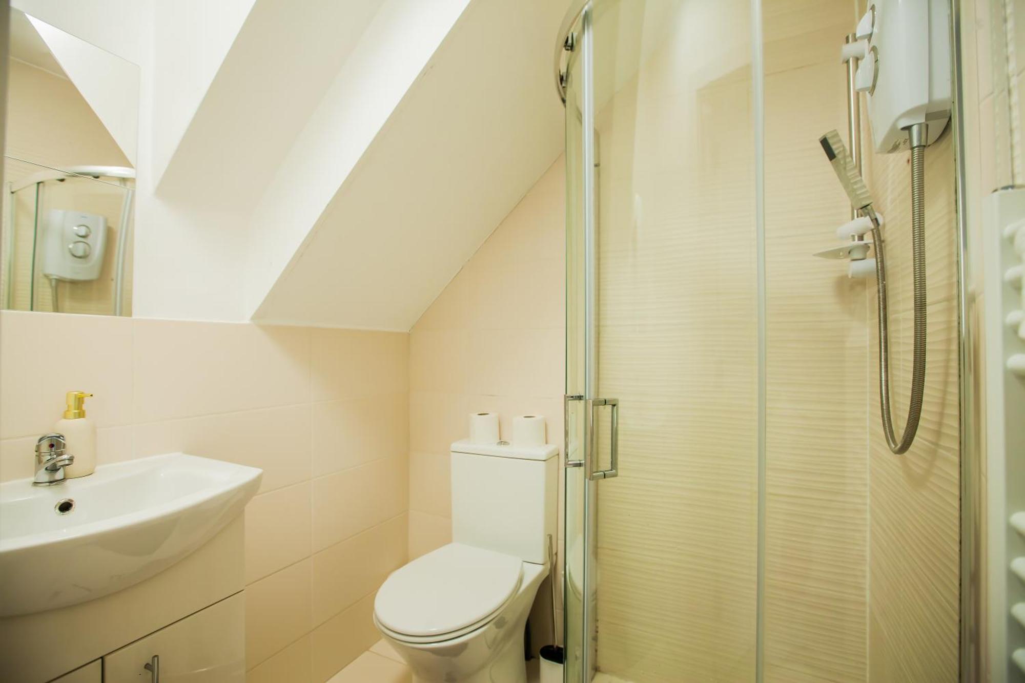 Coombe Hill 2 Bedroom House & Parking Lejlighed *