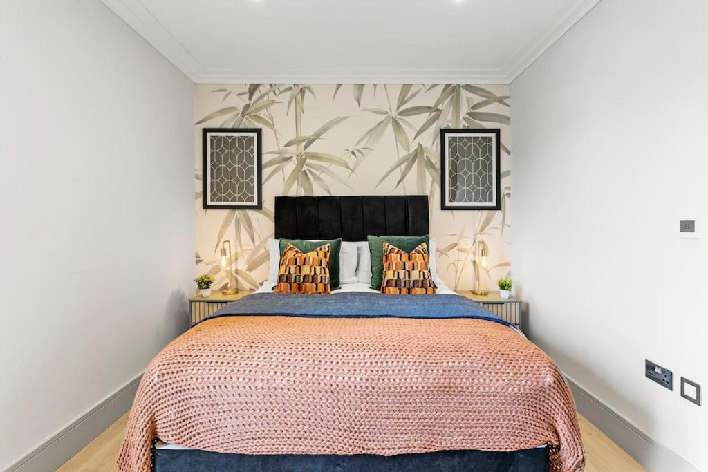 Stunning 2 Bed Flat In - Sleeps 8 -balcony London