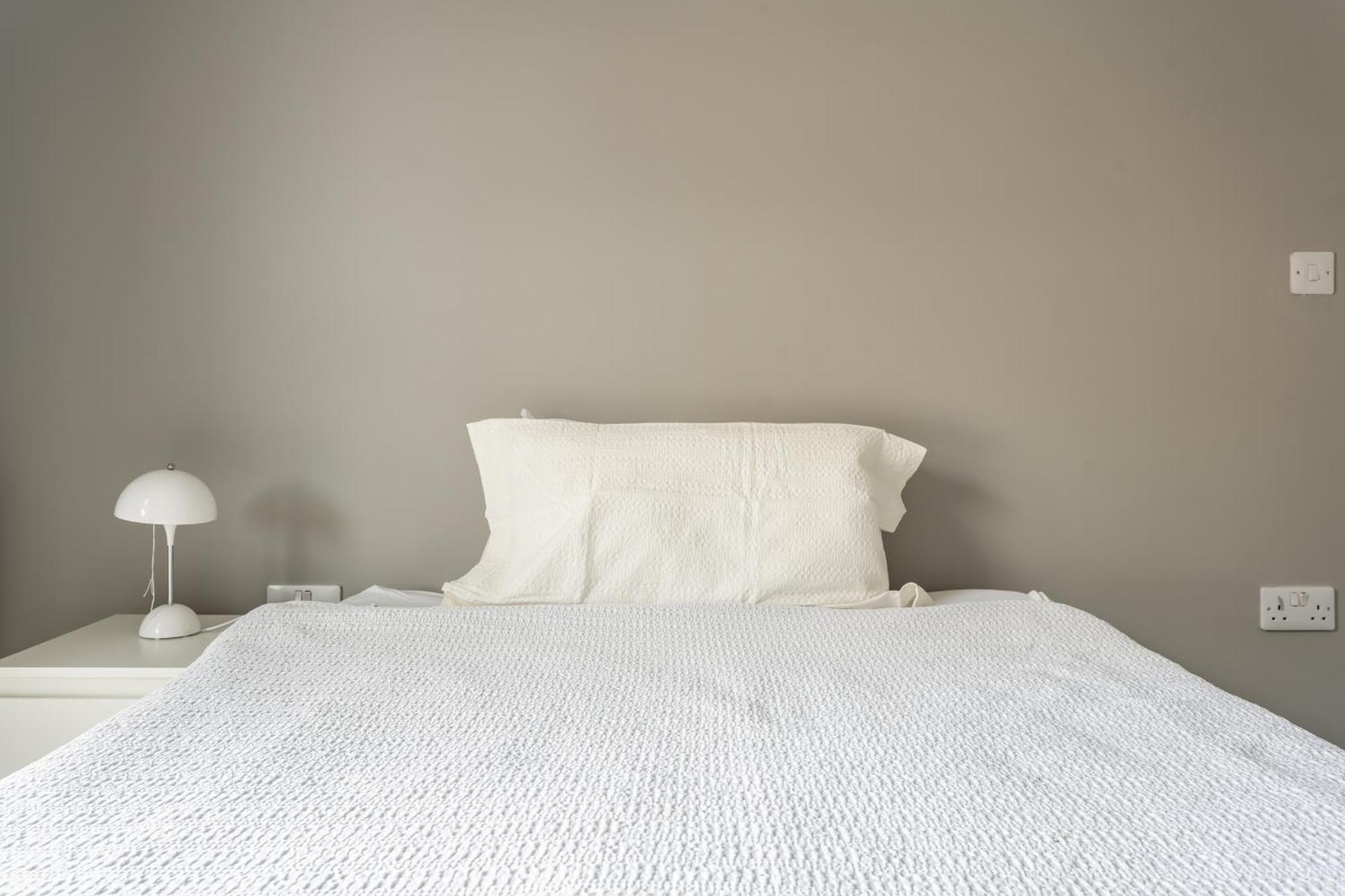 Modern Double With Shared Bathroom Privatunterkunft London