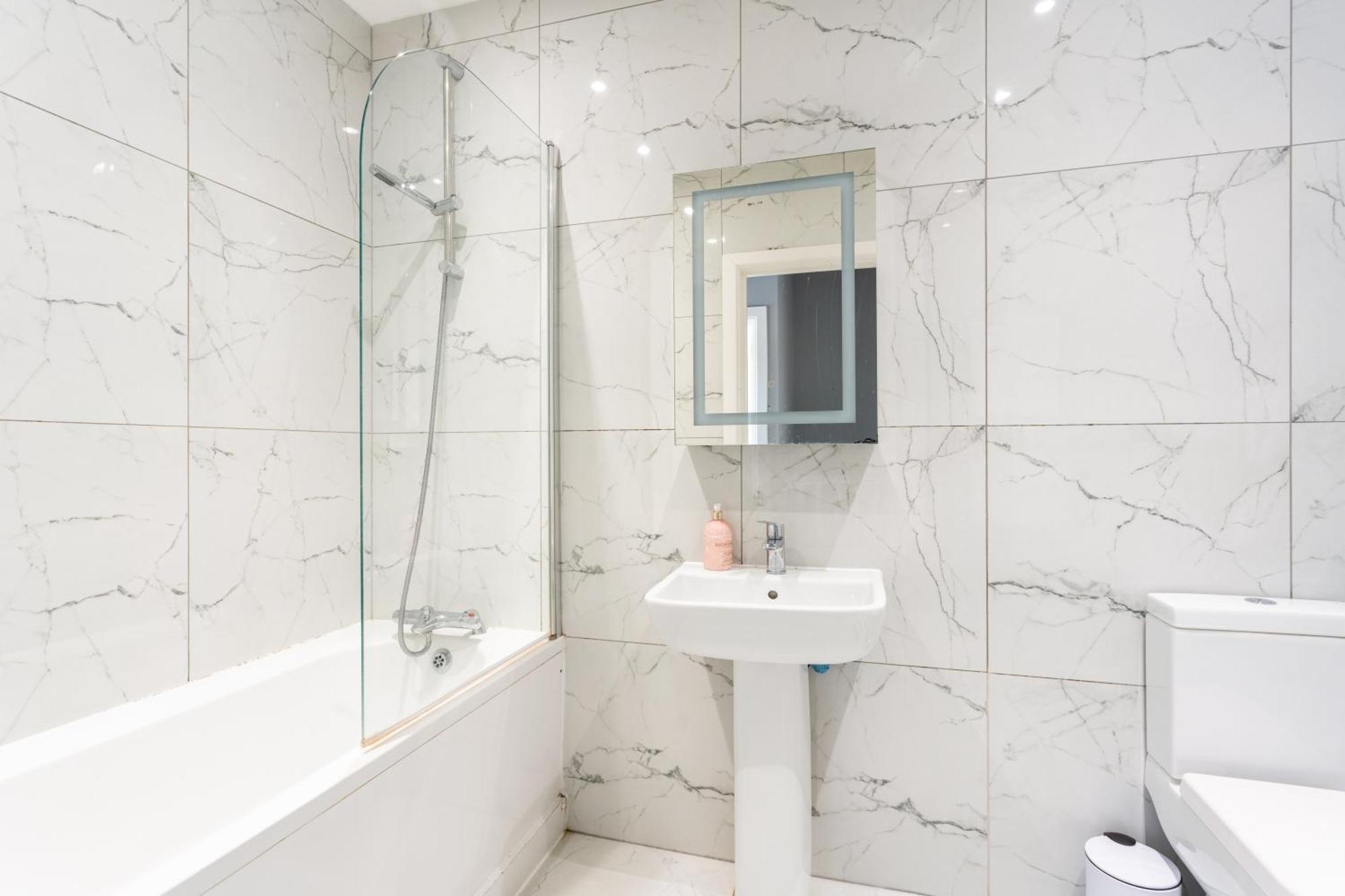 Privatunterkunft Modern Double With Shared Bathroom