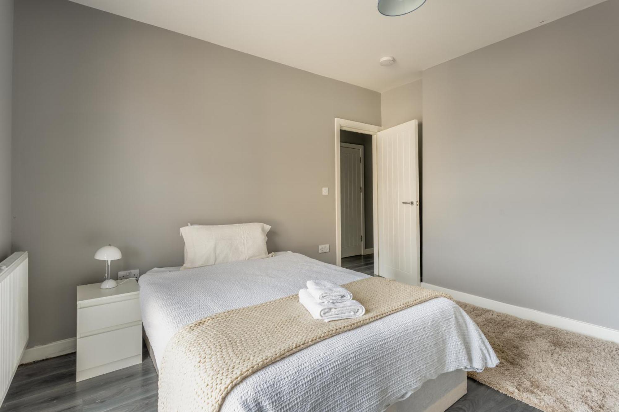 Privatunterkunft Modern Double With Shared Bathroom