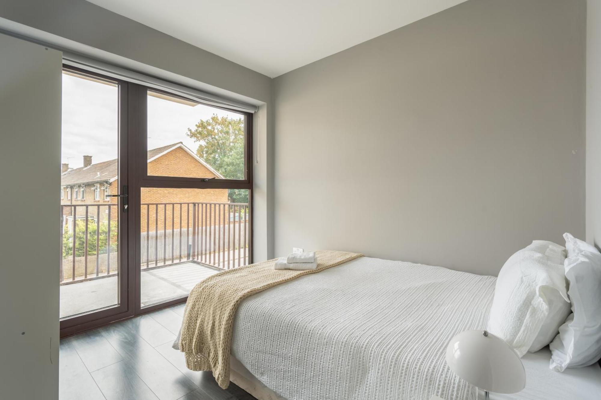 Modern Double With Shared Bathroom Privatunterkunft