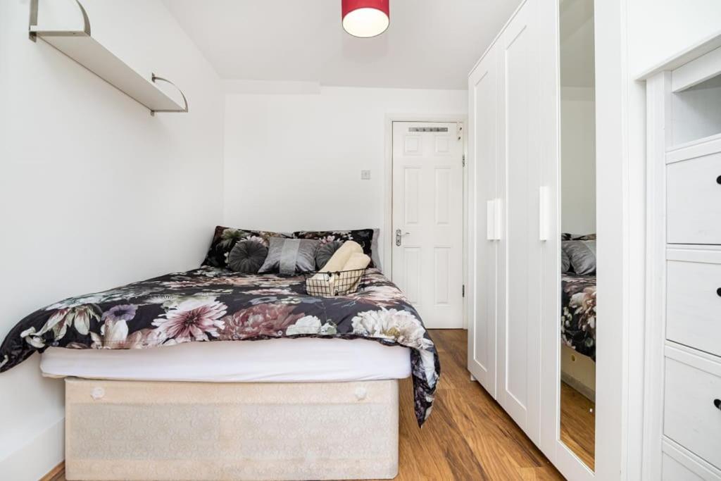 Comfortable New Refurbished Bedroom Guest house *