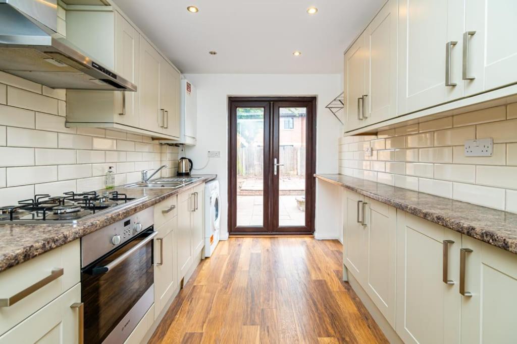 Guest house Comfortable New Refurbished Bedroom London