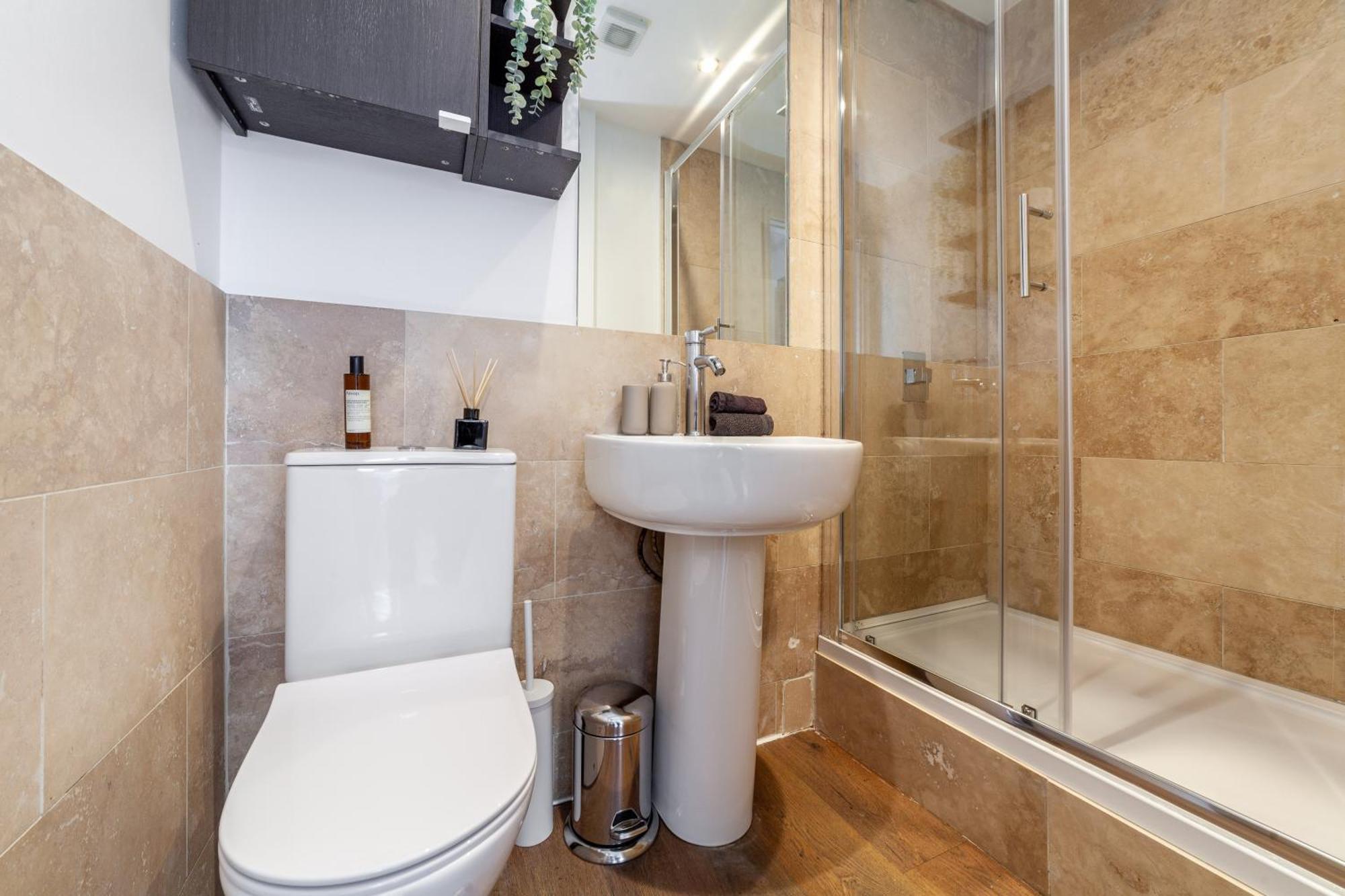Modern 3 Bed & 3 Bathrooms Flat, Hackney Downs * London