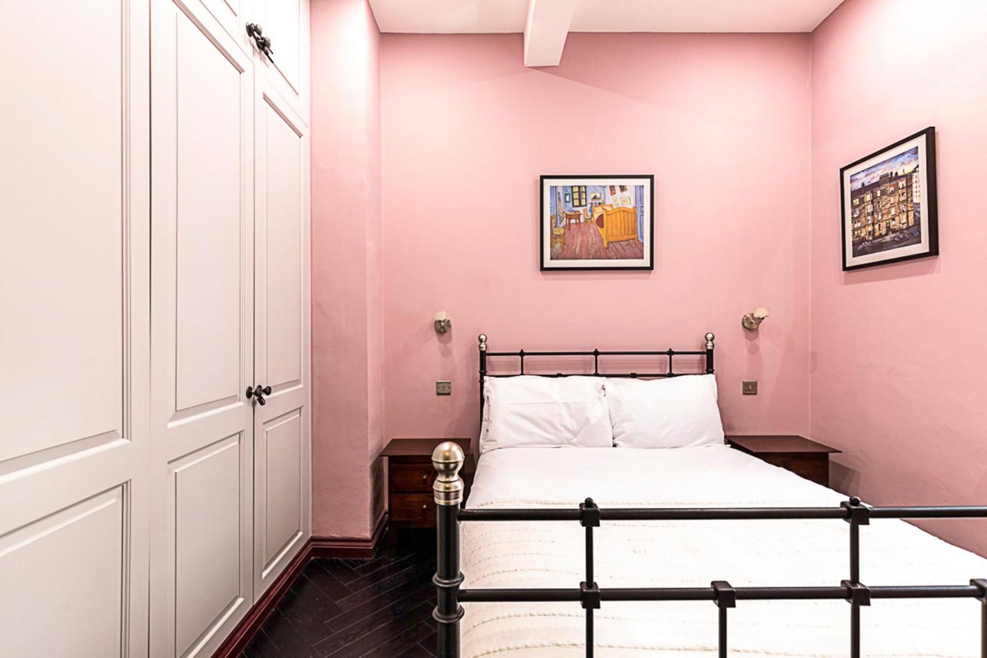 Book Lovers' West End Apartment London