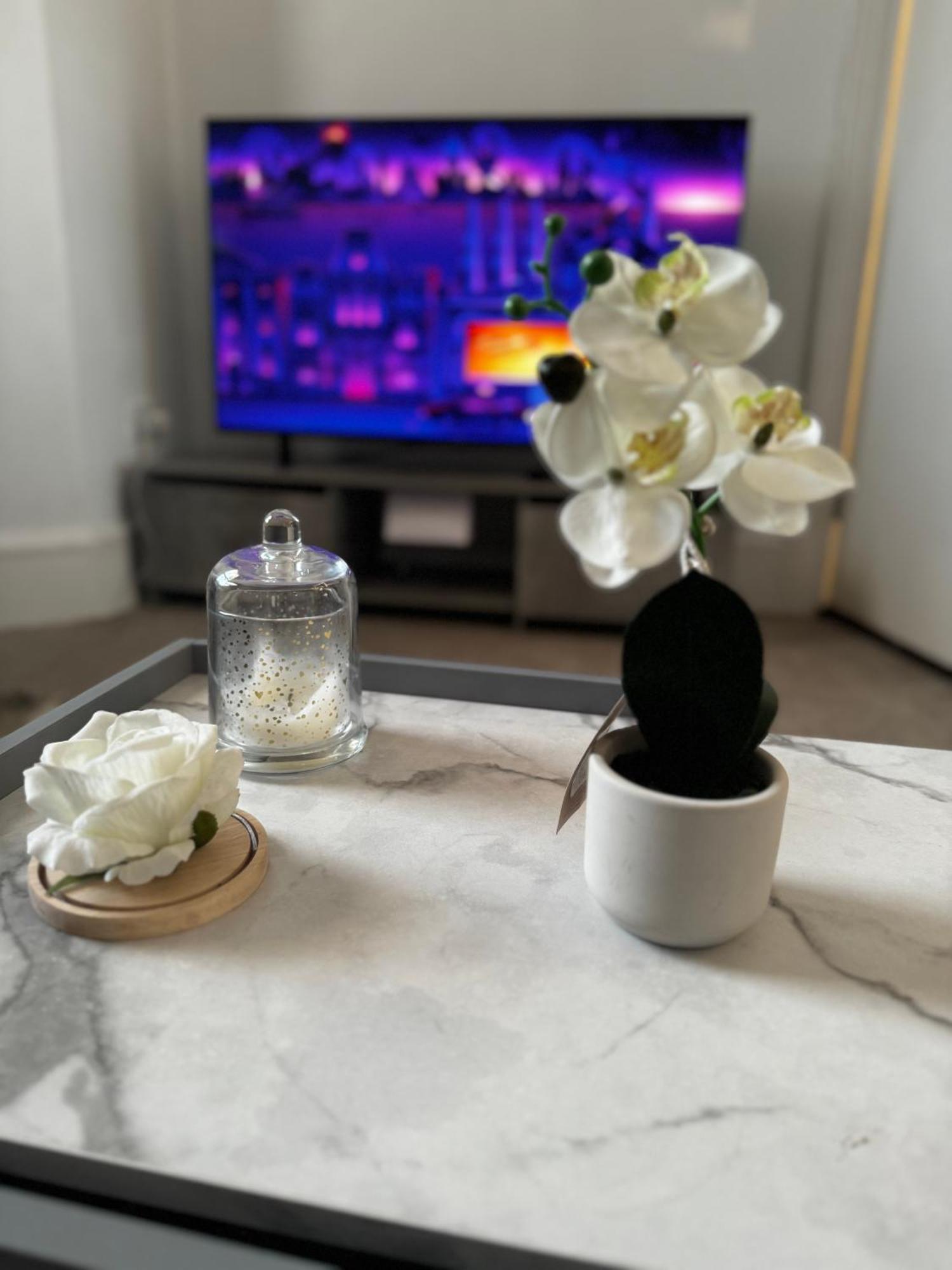 5 Min From Westfield, Stratford, , And Elizabeth Olympic Park With Free Netflix Lägenhet *