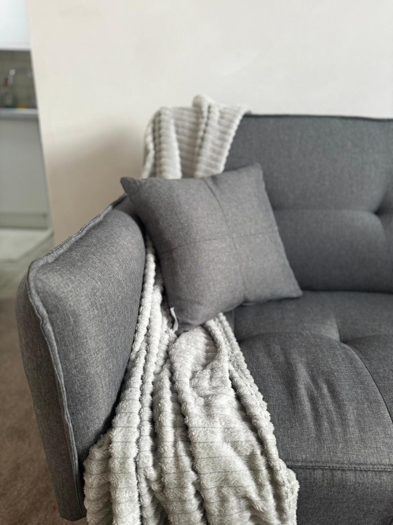 5 Min From Westfield, Stratford, , And Elizabeth Olympic Park With Free Netflix Lägenhet