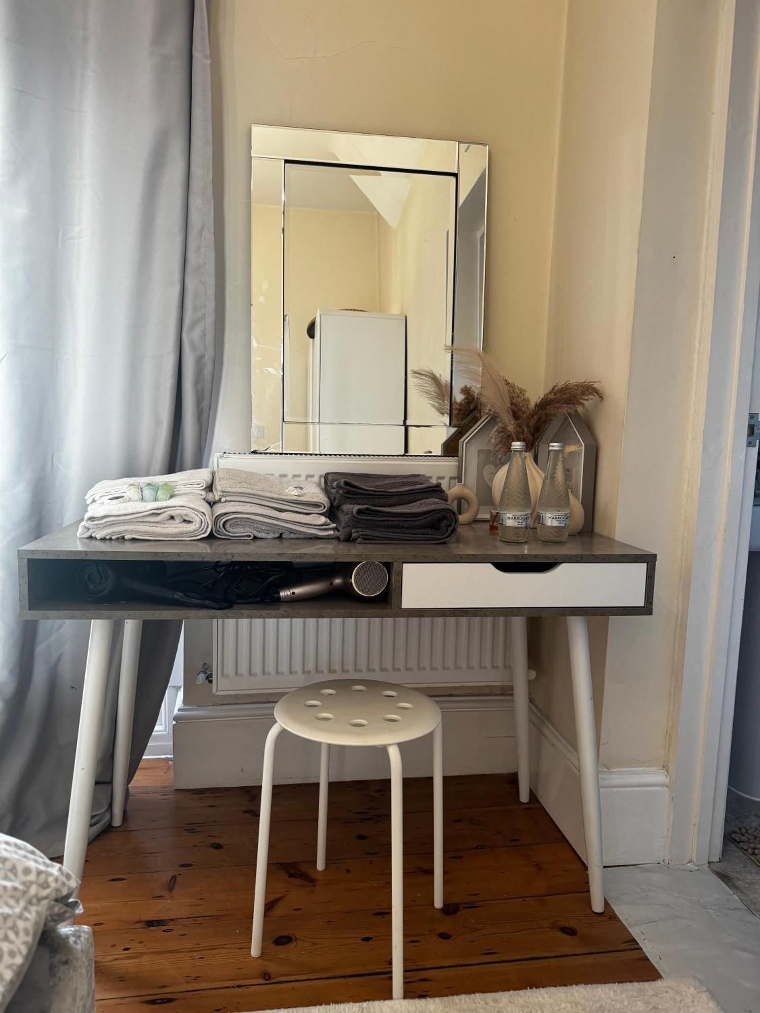 5 Min From Westfield, Stratford, , And Elizabeth Olympic Park With Free Netflix Lägenhet