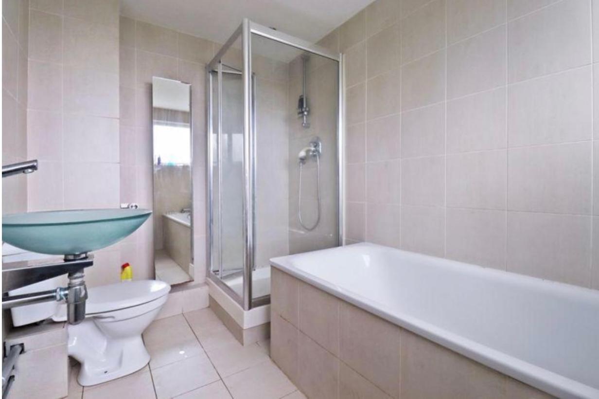 Spacious Wanstead Apartment- Sleeps 4! Lejlighed London