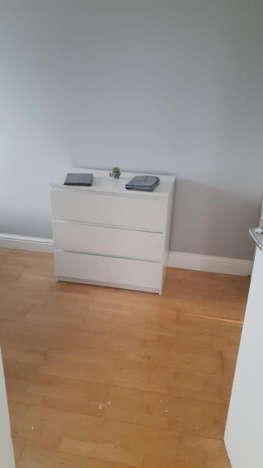 Spacious Wanstead Apartment- Sleeps 4! Lejlighed *