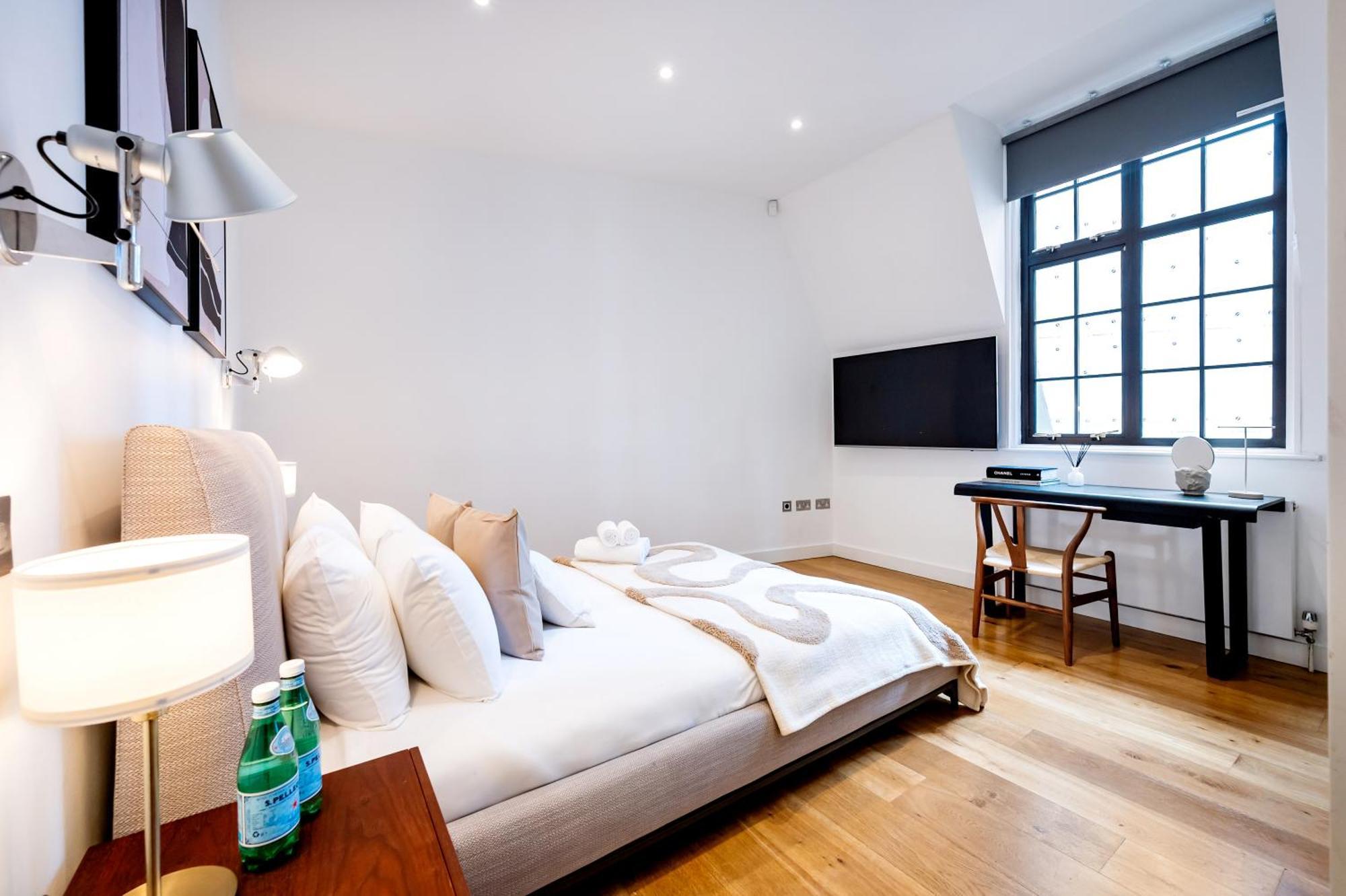 Luxury Aircon 3 Bedr, 4 Beds, 2 Bath Trafalgar Sq