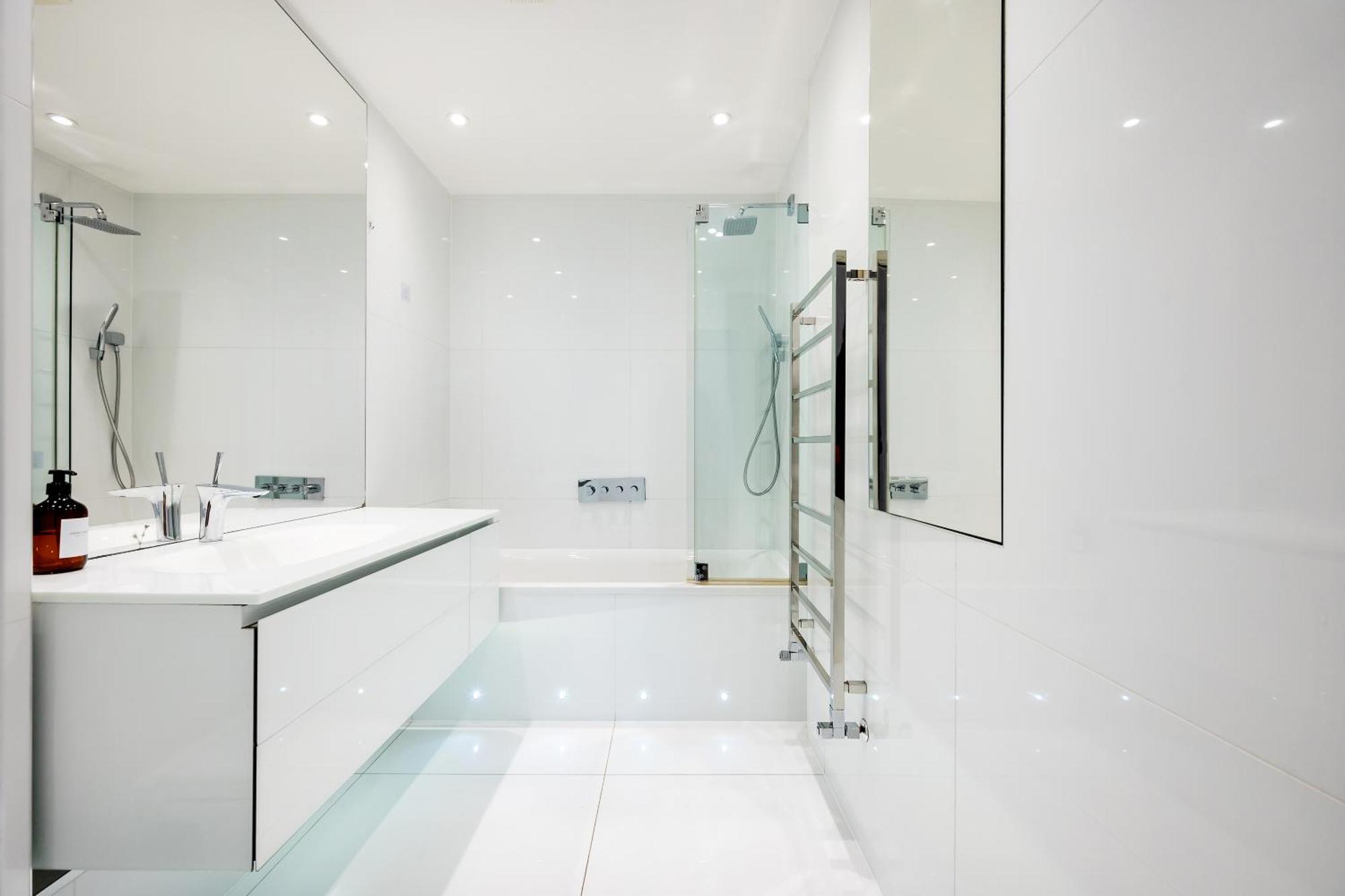 Luxury Aircon 3 Bedr, 4 Beds, 2 Bath Trafalgar Sq Apartment *