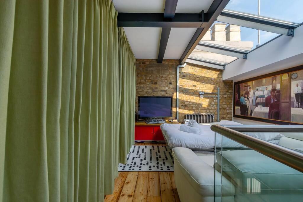 Penthouse Apartment *