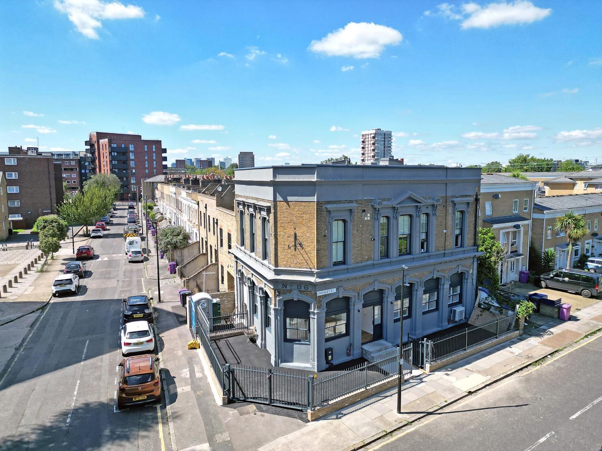 Exquisite 3br Duplex Period Conversion, Air-con & Amenities Apartment