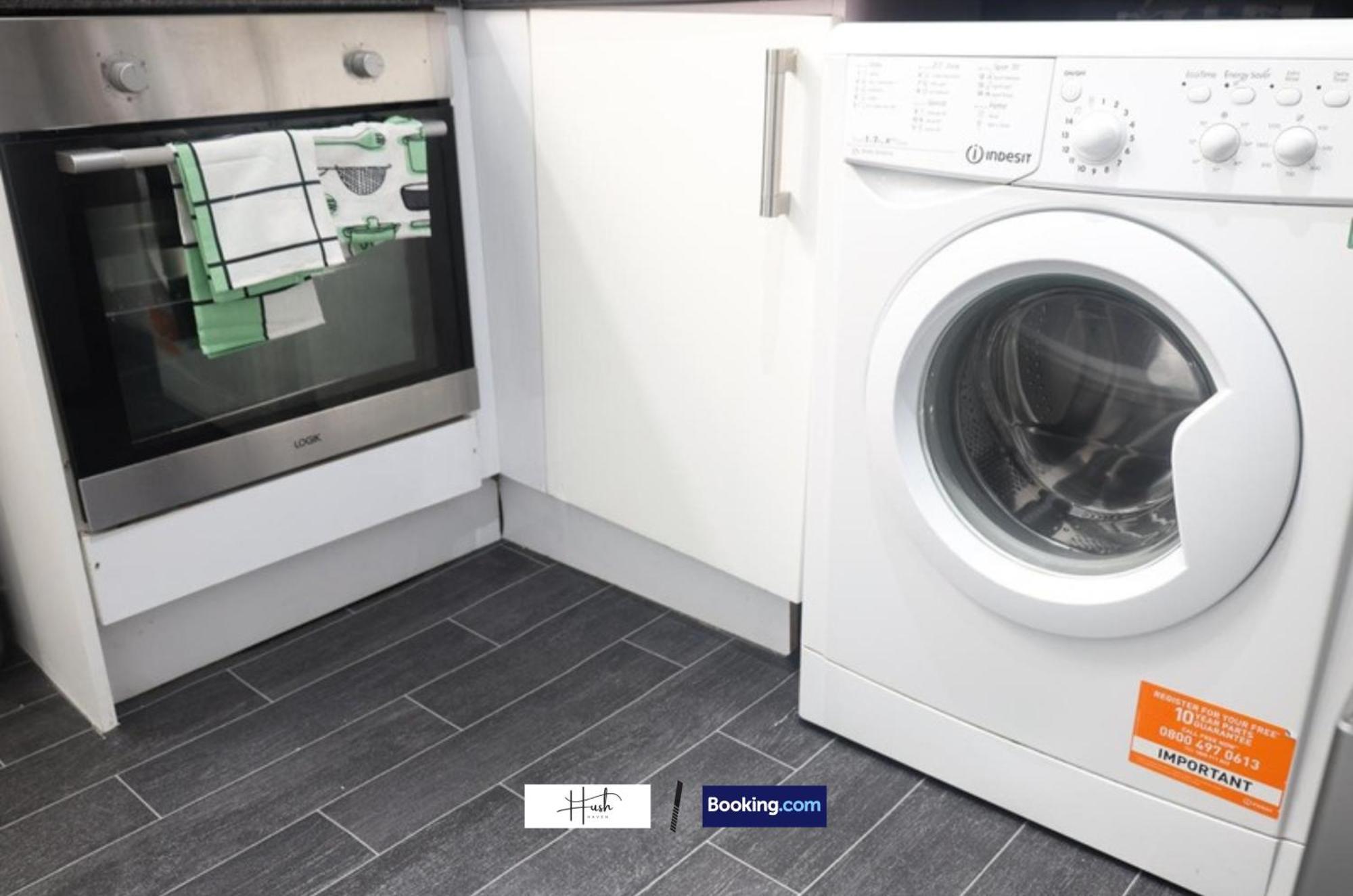 2 Bedroom Flat By Hush Haven Homes Short Lets And Serviced With Garden & Free Parking Near Excel, Lcy Airport *