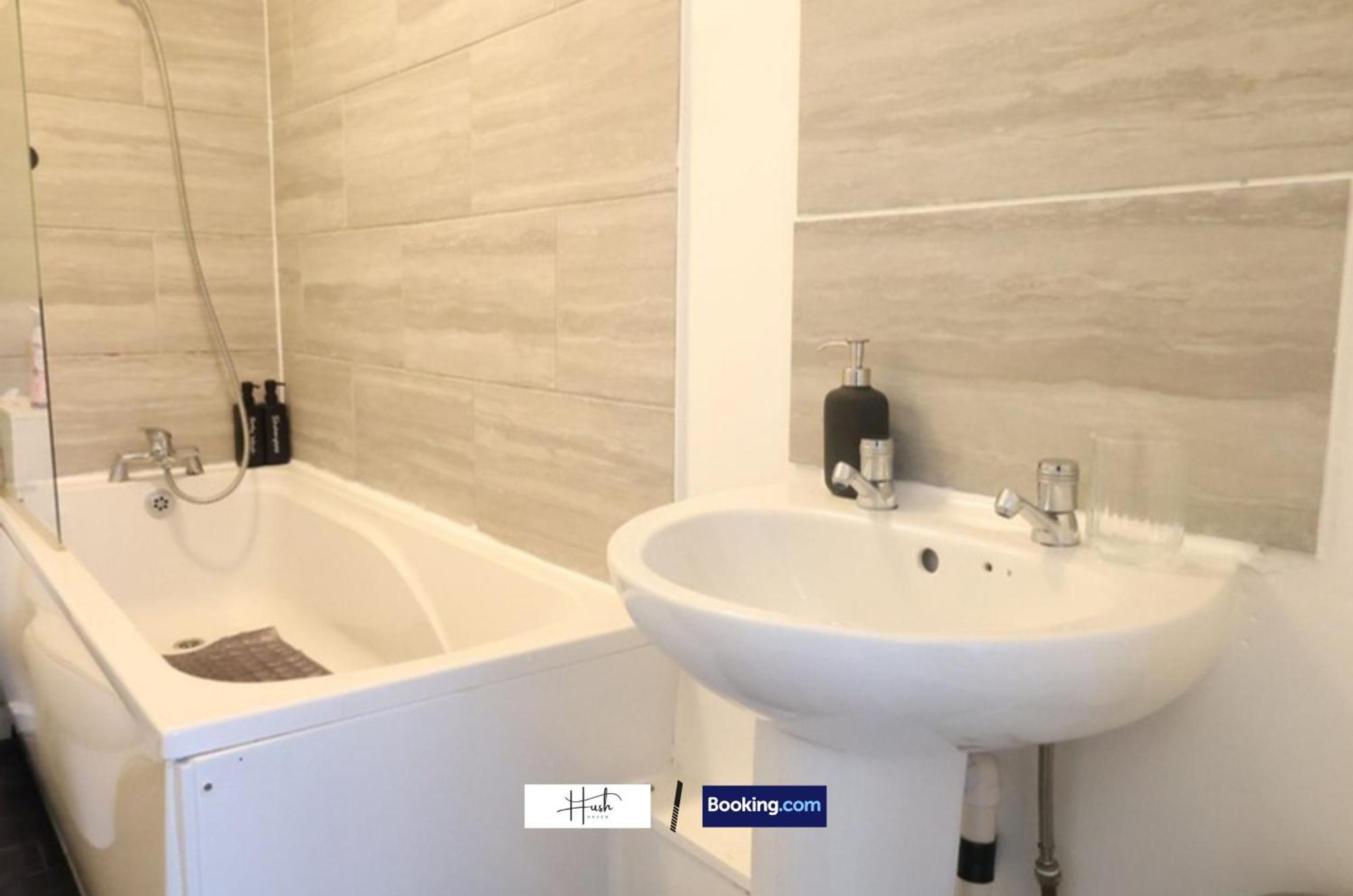2 Bedroom Flat By Hush Haven Homes Short Lets And Serviced With Garden & Free Parking Near Excel, Lcy Airport Apartment