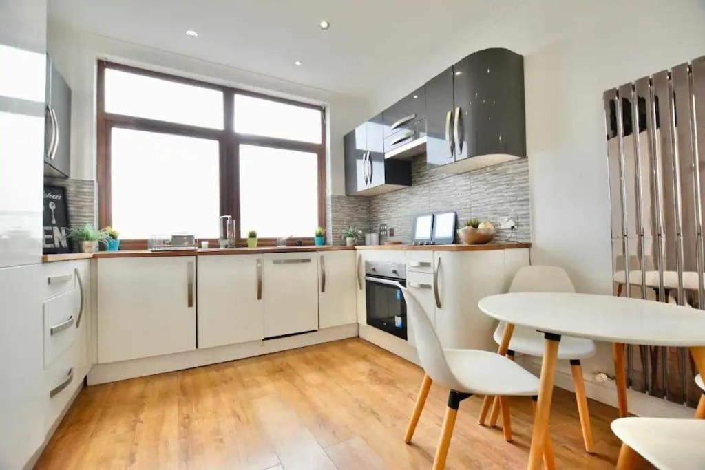 Luxury Near Canning Town- Free Parking Apartment London