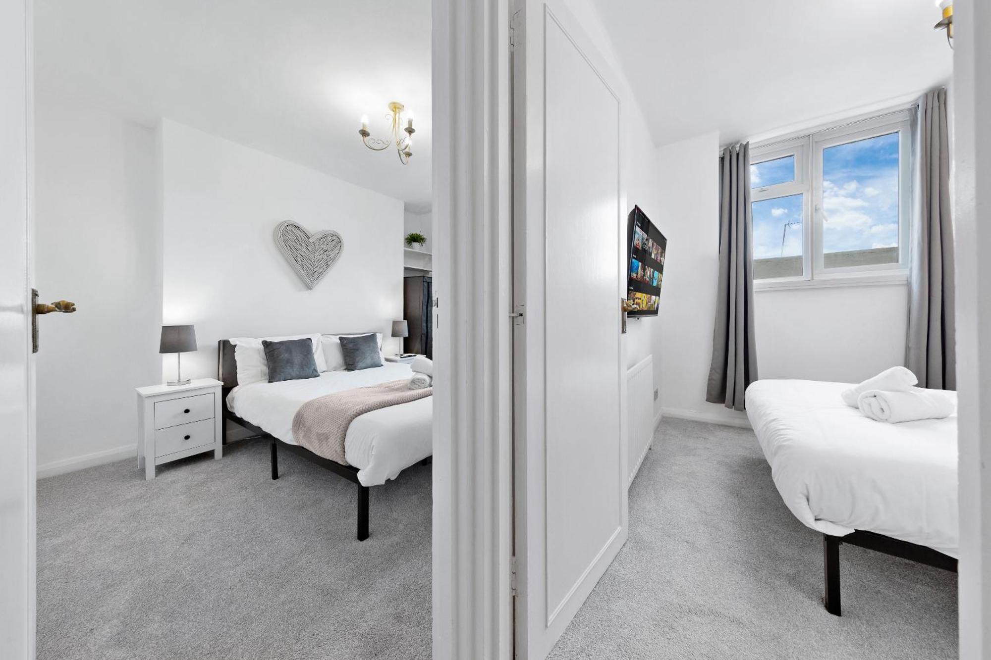 Newly Renovated Kensington 2 Bedroom With Balcony Near Harrods Sleeps 6, 2 Min Walk From Station Londen
