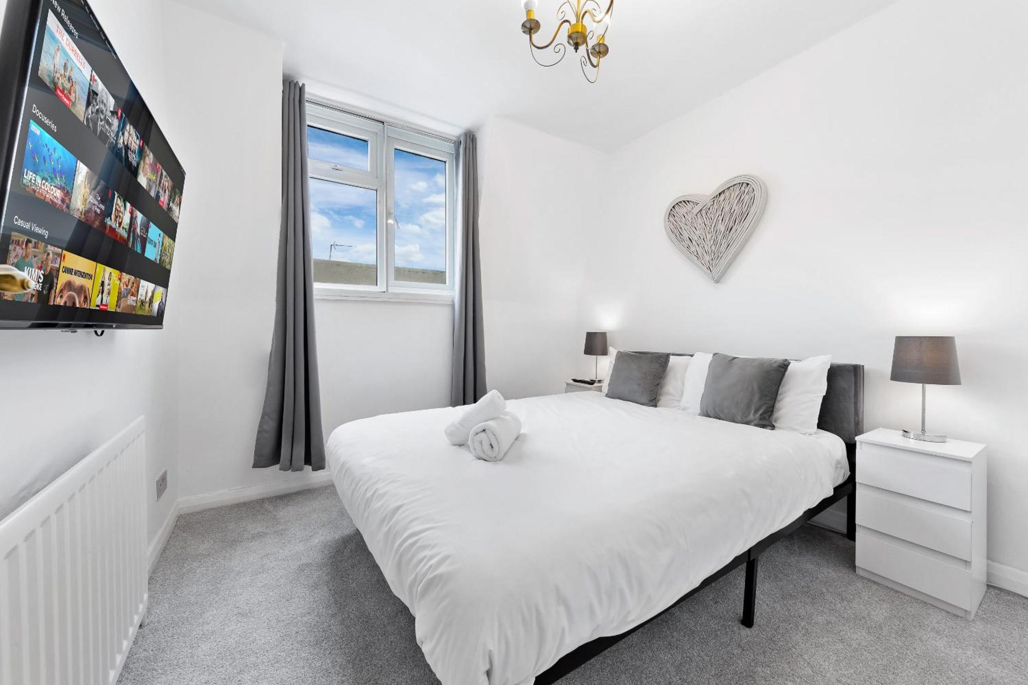 Newly Renovated Kensington 2 Bedroom With Balcony Near Harrods Sleeps 6, 2 Min Walk From Station Appartement