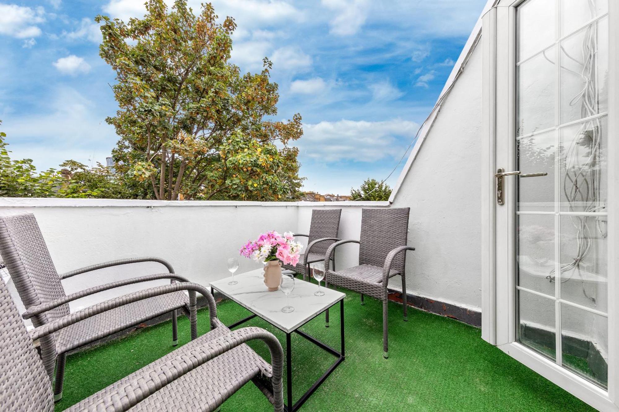 Appartement Newly Renovated Kensington 2 Bedroom With Balcony Near Harrods Sleeps 6, 2 Min Walk From Station Londen