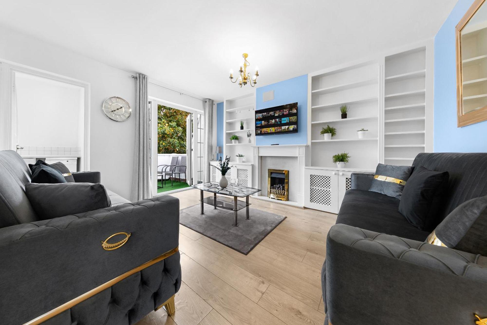 Newly Renovated Kensington 2 Bedroom With Balcony Near Harrods Sleeps 6, 2 Min Walk From Station Appartement Londen