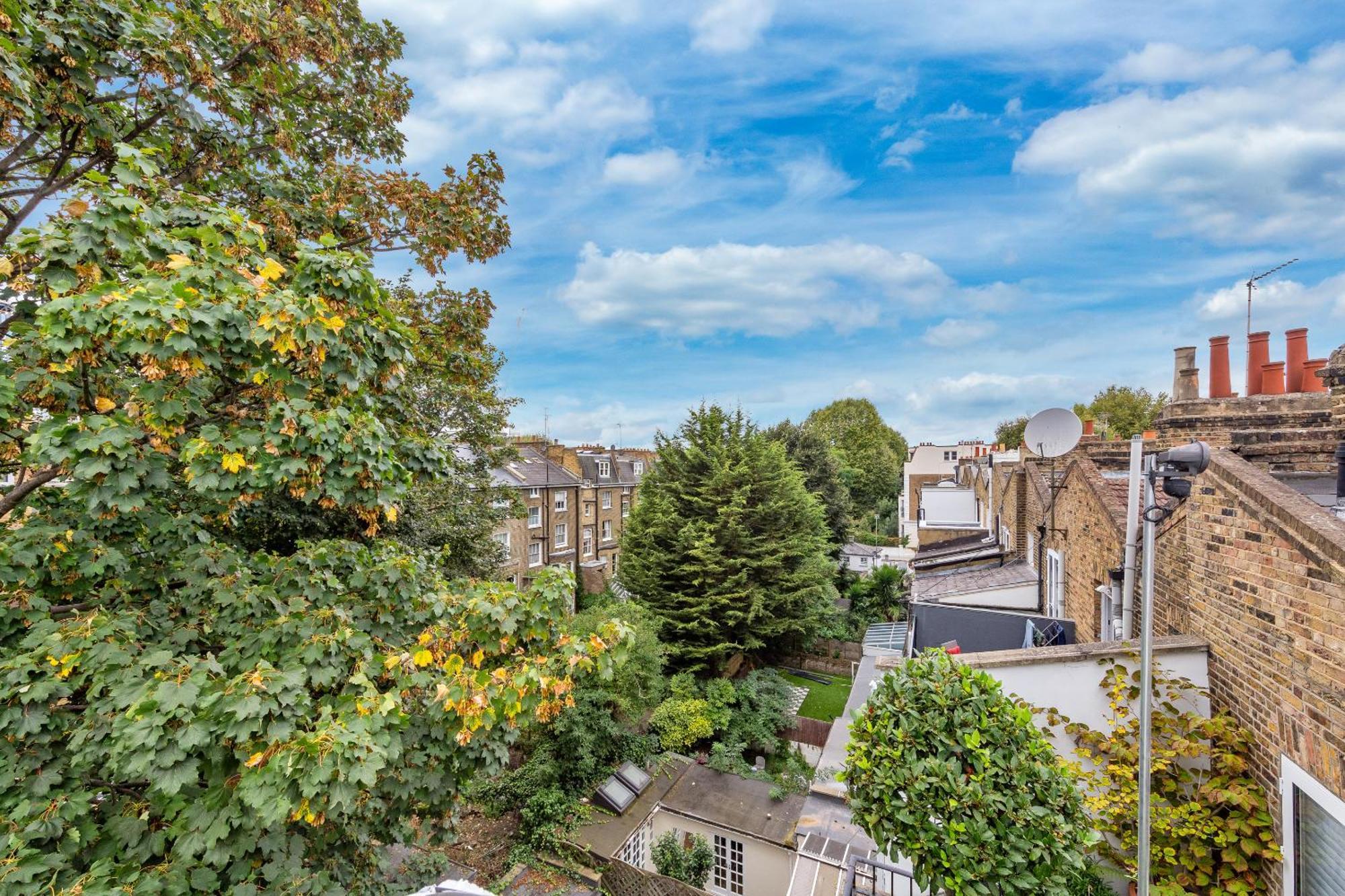 Newly Renovated Kensington 2 Bedroom With Balcony Near Harrods Sleeps 6, 2 Min Walk From Station Londen