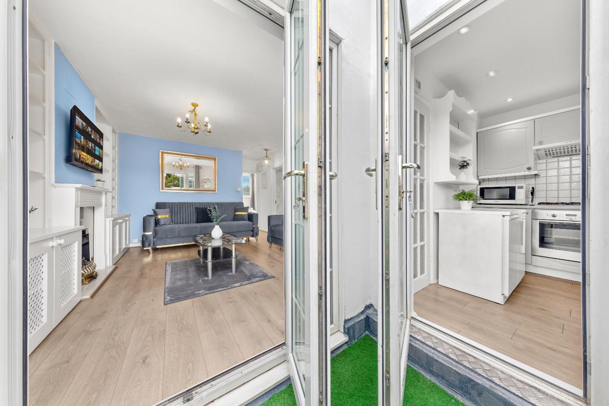 Appartement Newly Renovated Kensington 2 Bedroom With Balcony Near Harrods Sleeps 6, 2 Min Walk From Station Londen