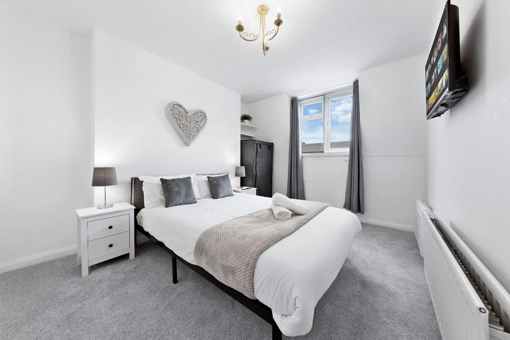 Newly Renovated Kensington 2 Bedroom With Balcony Near Harrods Sleeps 6, 2 Min Walk From Station Londen