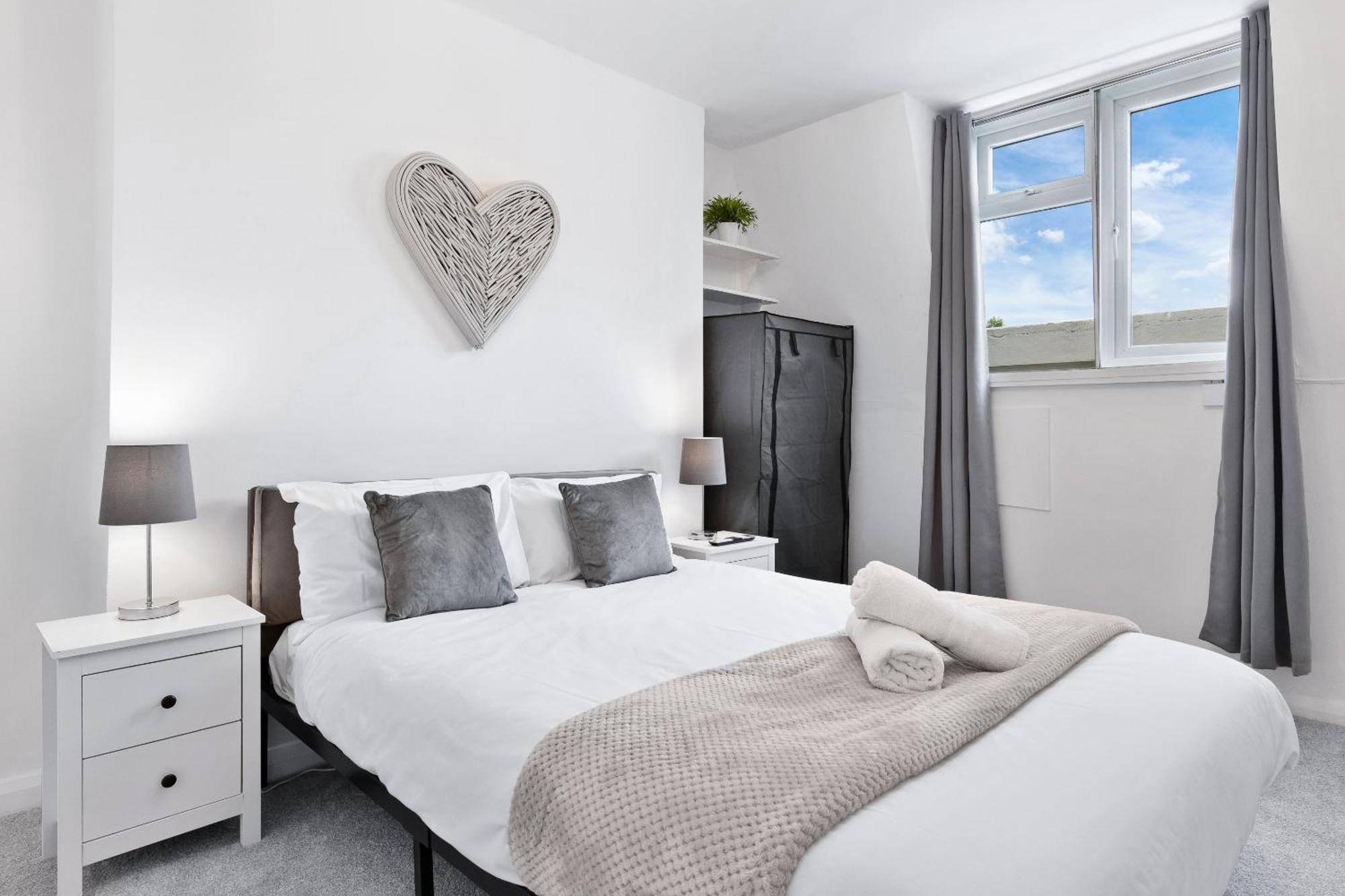 Newly Renovated Kensington 2 Bedroom With Balcony Near Harrods Sleeps 6, 2 Min Walk From Station Appartement