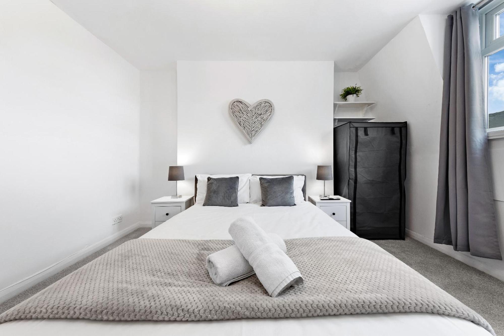 Newly Renovated Kensington 2 Bedroom With Balcony Near Harrods Sleeps 6, 2 Min Walk From Station * Londen