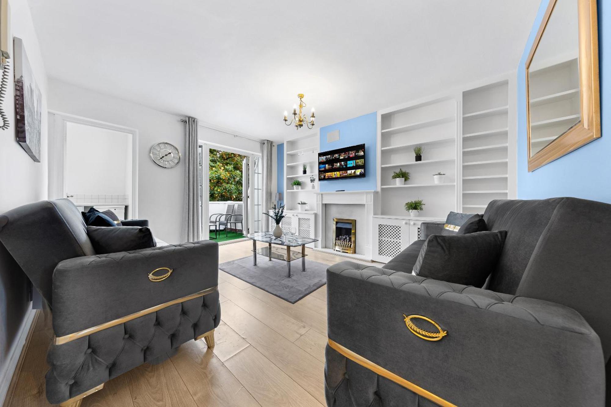 Newly Renovated Kensington 2 Bedroom With Balcony Near Harrods Sleeps 6, 2 Min Walk From Station Appartement Londen