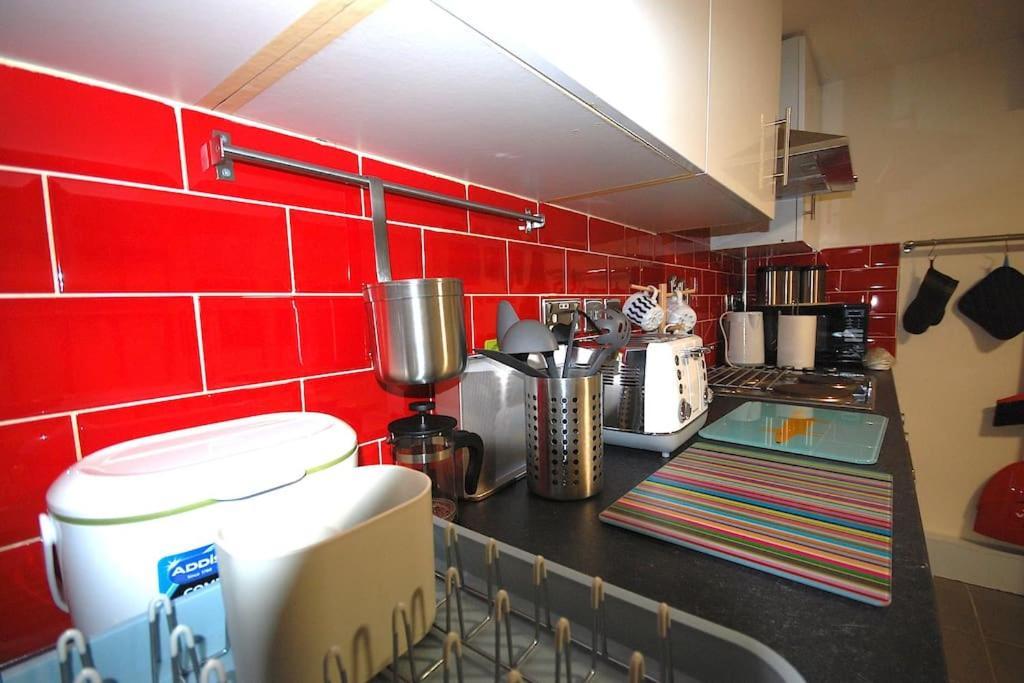 Newly Refurbished - Flat 8 * Londen